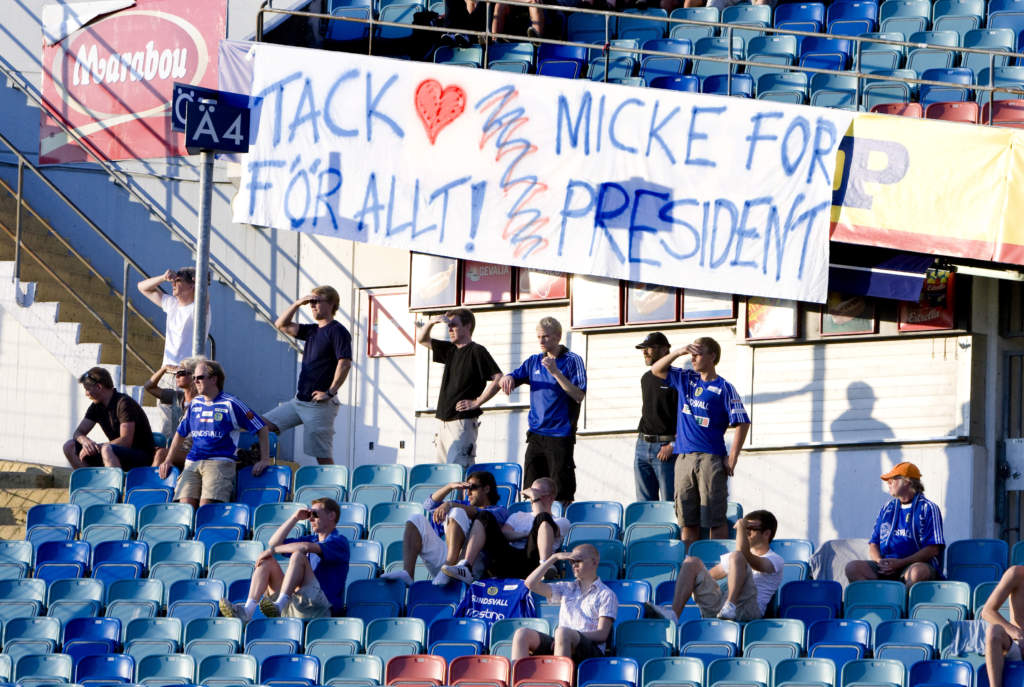 080728 Fotboll, allsvenskan, GAIS - Sundsvall: Sundsvalls fans hyllar Mikael Lustig som ska till Rosenborg.
© Bildbyrn - 55789