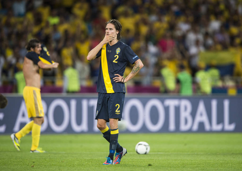 120611 Fotboll, EM 2012, Ukraina - Sverige A: Mikael Lustig deppar efter slutsignal
© Bildbyrn - 54924