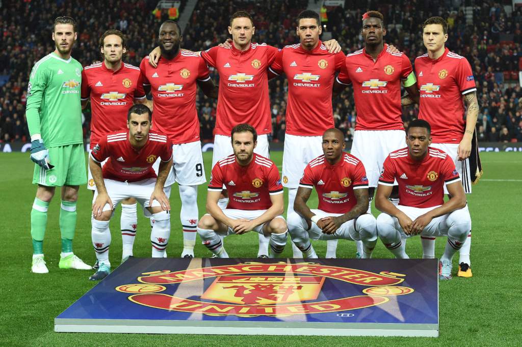 foto : oli scarff : (back row l-r) manchester united's spanish goalkeeper david de gea, manchester united's dutch midfielder daley blind, manchester united's belgian striker romelu lukaku, manchester united's serbian midfielder nemanja matic, manchester united's english defender chris smalling, manchester united's french midfielder paul pogba and manchester united's swedish defender victor lindelof, (front row l-r) manchester united's armenian midfielder henrikh mkhitaryan, manchester united's spanish midfielder juan mata, manchester united's english midfielder ashley young and manchester united's french striker anthony martial line up for a group photograph ahead of the uefa champions league group a football match between manchester united and basel at old trafford in manchester, north west england on september 12, 2017. / afp photo / oli scarff / tt / kod 444 fbl-eur-c1-man utd-base